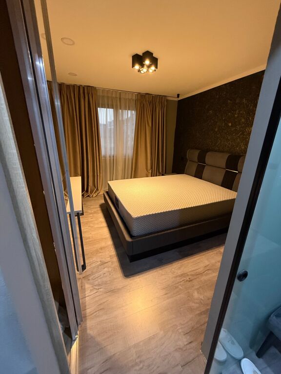 Occasione, affittasi appartamento di lusso in via 21 Dhjetori/Kavajes 1+1 (50.000 lek indisputabile)
