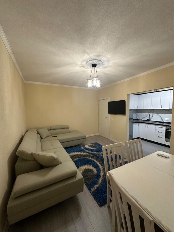 🏢Pak minuta larg Martenitetit te Ri,jepet me qera apartament 1+1 i mobiluar 45,000 Leke (i diskutueshem)