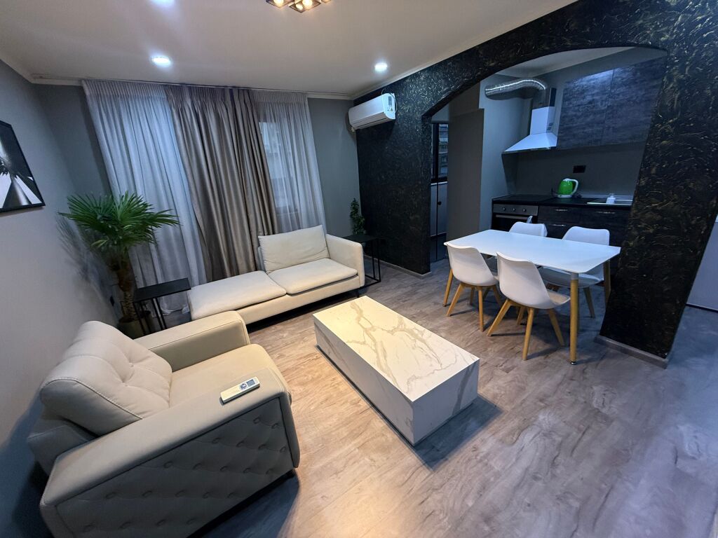 Occasione, affittasi appartamento di lusso in via 21 Dhjetori/Kavajes 1+1 (50.000 lek indisputabile)