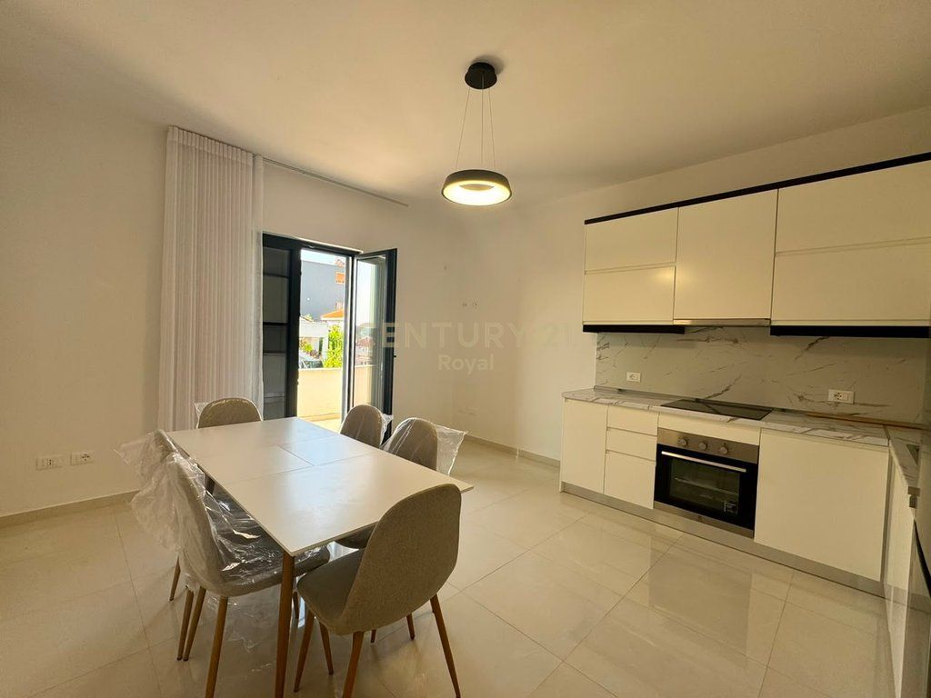 Jepet me qira apartament 2+1 në katin e dytë të një vile të re në Sauk te Ri!