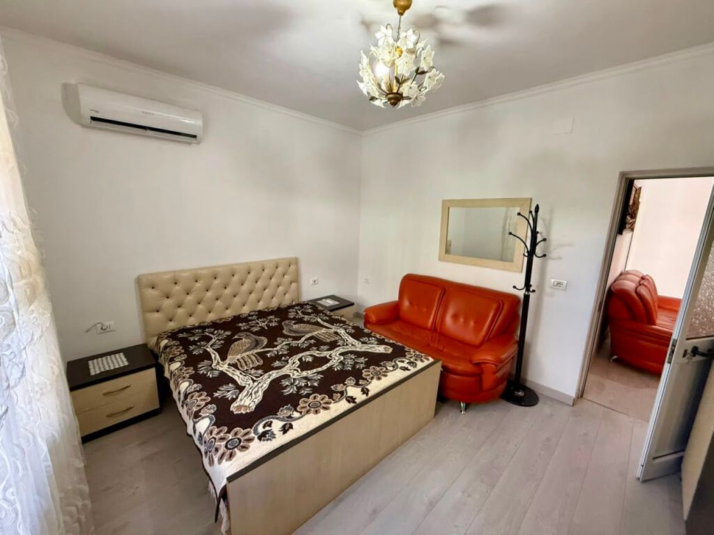 📣 QERA Apartament 2+1 📍 Mbrapa Spitalit Amerikan 2 🛣️ Rruga “Selaudin Zorba” ✨   🏡 Shtepi Private  🪜 Kati 1 🛋️ I Mobiluar   💶 Cmimi 45.000 Leke/Muaj