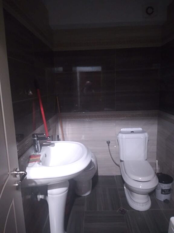 Jepet me qera 2+1 mobiluar ashensor astir 50000 lek