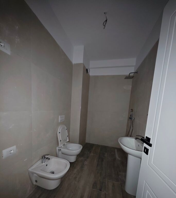 Shitet Apartament 1+1