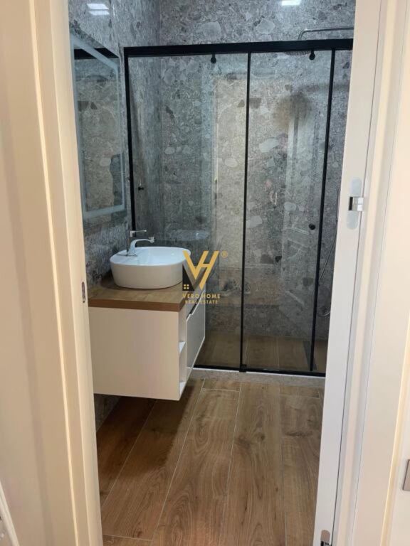 JEPET PENTHOUSE 2+1+VERANDE ME QERA NE BLLOK 1.400 EURO