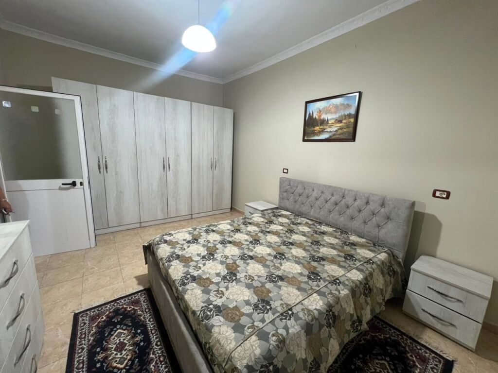 Jepet me qira shtepi 1 kateshe 1+1 ne Misto Mame  Siperfaqja: 65m2 Totalisht e mobiluar   Vendodhja: Misto Mame, pranë UKT Cmimi: 30.000 Leke/muaj