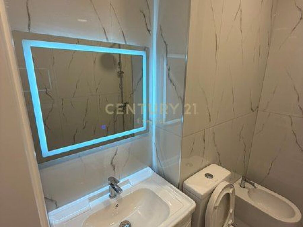 Appartamento 1+1 in vendita a 21 Dhjetori, dietro l'ex Europian. In vendita un appartamento 1+1, situato in una delle zone più richieste e frequentate di Tirana, a 21 Dhjetori, dietro l'ex Europian. La proprietà si trova in una posizione strategica, con accesso immediato a tutte le strutture necessarie per una vita confortevole, come scuole, asili, università, supermercati, farmacie, bar, ristoranti e trasporto pubblico. L'appartamento è appena ristrutturato, con investimenti di qualità e organizzazione funzionale, sfruttando in modo ottimale ogni metro quadrato della superficie. Grazie alla sua posizione e caratteristiche, è una scelta ideale sia per abitazione che per investimento. Per maggiori informazioni o per organizzare una visita alla proprietà, contattaci!