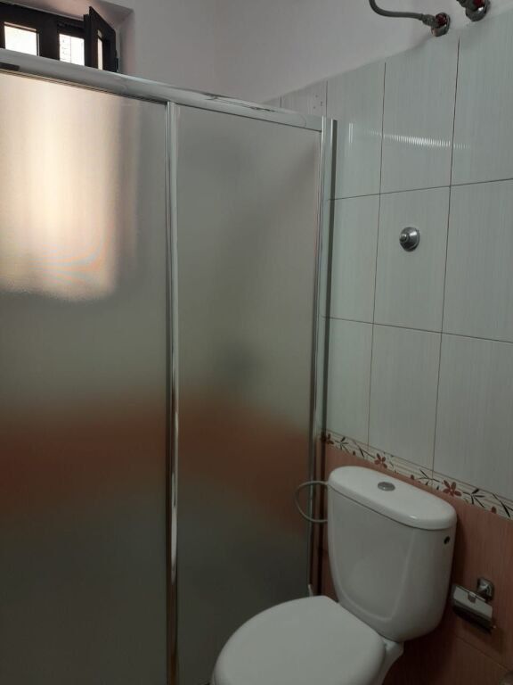 Jepet me qira apartament 1+1 pranë Shkollës “Migjeni”, Durrës