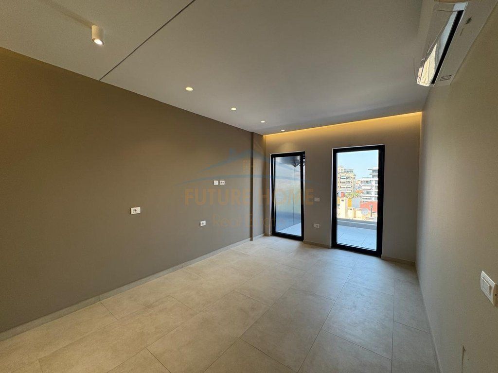 JAP ME QIRA AMBIENT PER ZYRA,GALERIA ROMA,RRUGA E KAVAJES