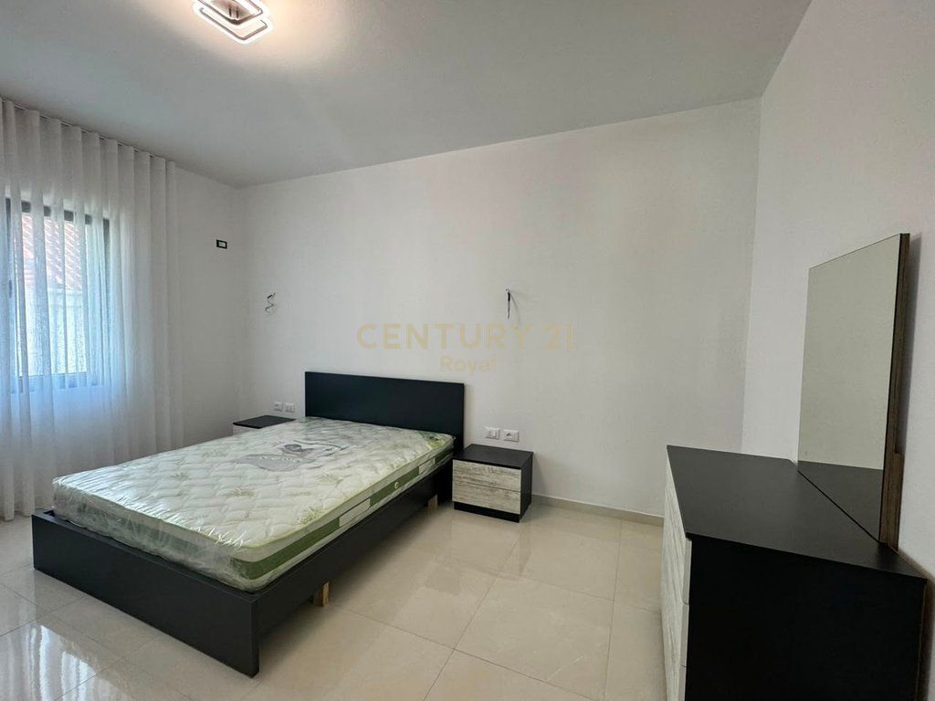 Jepet me qira apartament 2+1 në katin e dytë të një vile të re në Sauk te Ri!