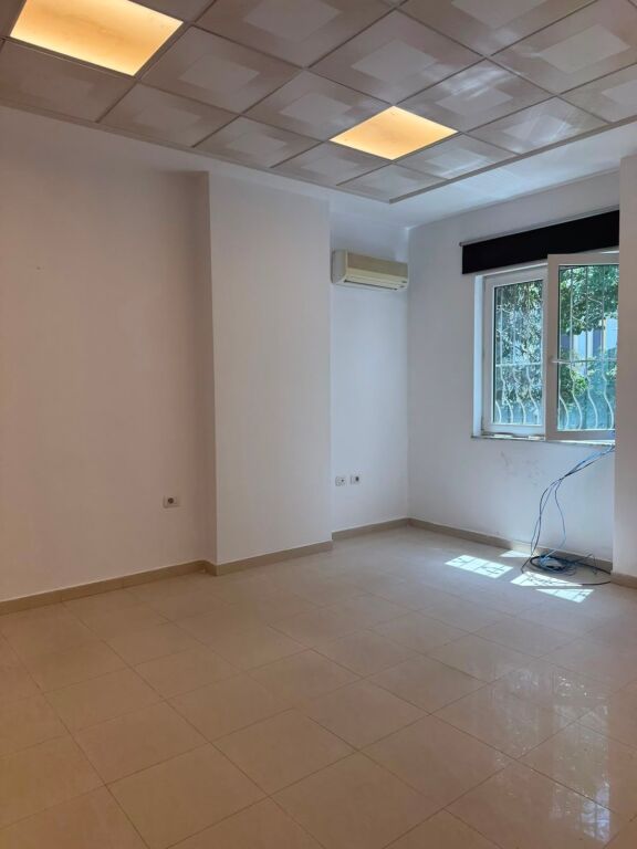 Office for sale in the center opposite Toptani, can also be adapted for an apartment