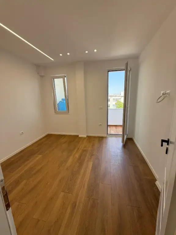 Shitet apartament 2+1 tek shkolla 4 Deshmoret, rruga Sulë Bega