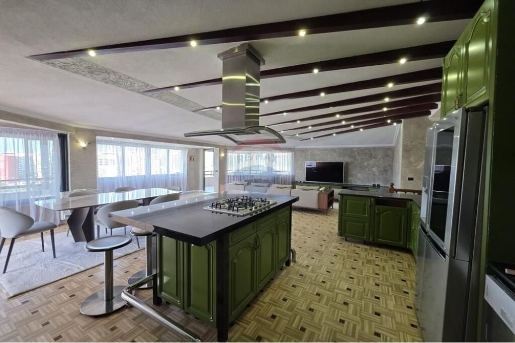 SUPER PENTHOUSE FOR SALE AT THE LAKE!