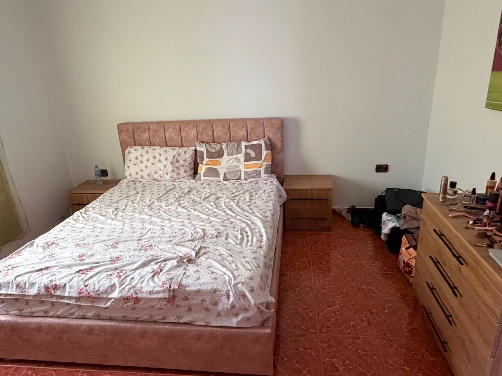 Jepet Apartament 2+1 me Qera Tek Jordan Misja, afer Market Familja ID: 5243