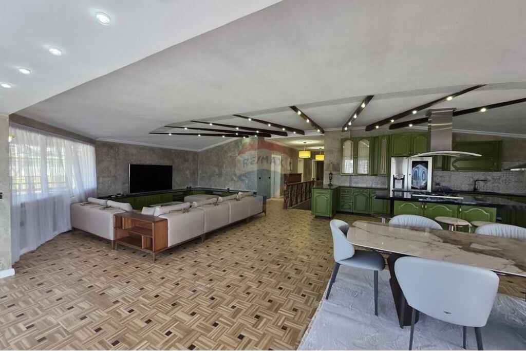 SUPER PENTHOUSE FOR SALE AT THE LAKE!