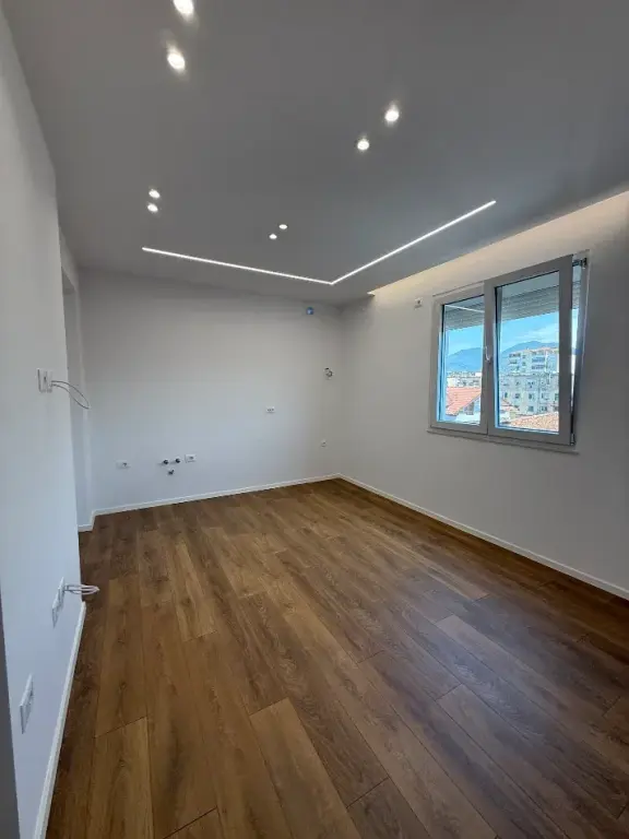 Shitet apartament 2+1 tek shkolla 4 Deshmoret, rruga Sulë Bega