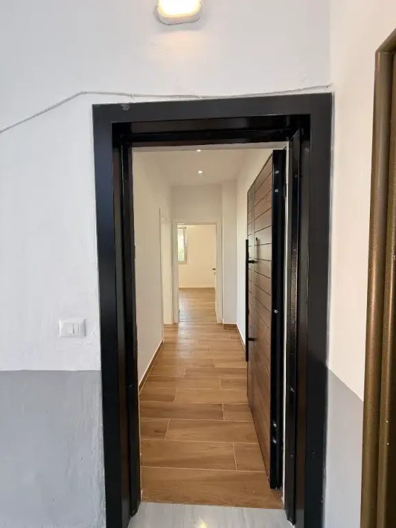 Shitet apartament 2+1 tek shkolla 4 Deshmoret, rruga Sulë Bega