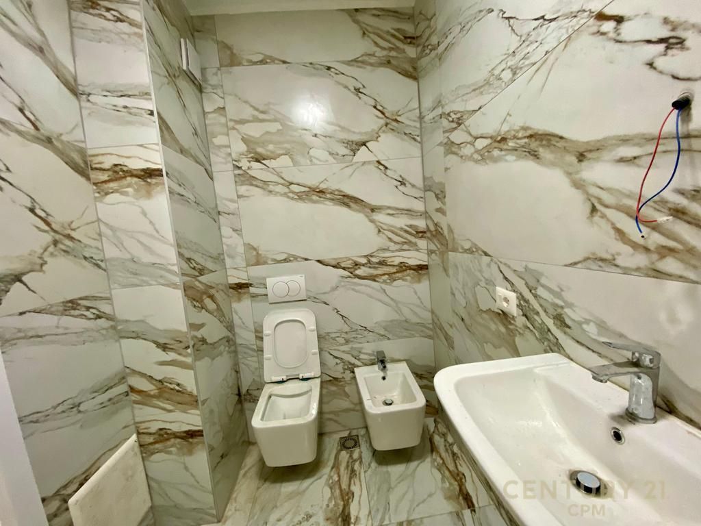 NDREGJONI BULEVARDI I RI JAPIM ME QIRA APARTAMENT 1+1+POST PARKIMI