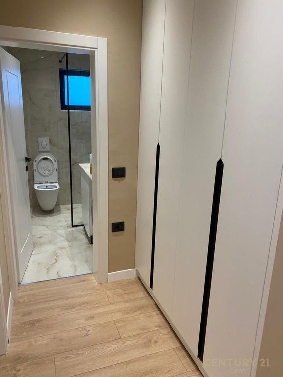 NE RRUGEN E KOSOVAREVE JAPIM ME QIRA APARTAMENT LUKSOZ 2+1