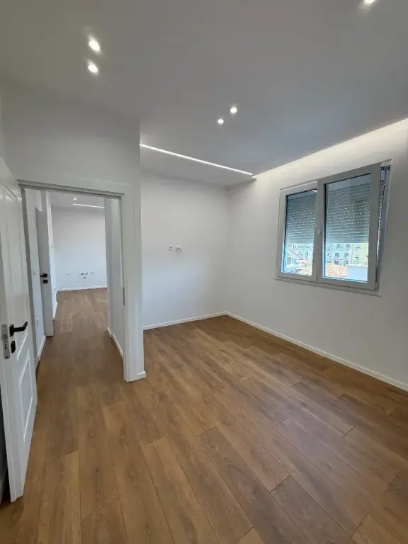 Shitet apartament 2+1 tek shkolla 4 Deshmoret, rruga Sulë Bega