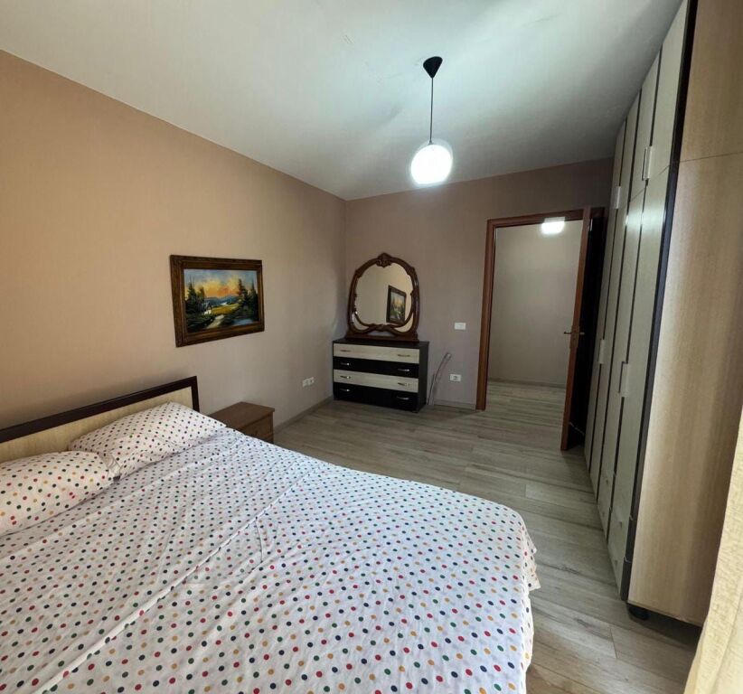Jepet me qira apartament 1+1  📍Tek Stacioni Trenit   Kati 4, me 2 ashensorë 🛋️ Totalisht i mobiluar 💰 Cmimi  50.000 lekë/muaj