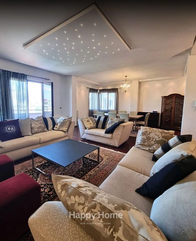 Jepet me qira super apartament ELITAR për klientë elitarë! Ne zonen e Bllokut.  👑  🏡 4+1+3 + Verandë 🌿 + Post Parkimi 🌇 Pamje fantastike &amp; luks absolut 🛋️ Arredim premium nga markat prestigjioze Fendi &amp; Scavolini ✨