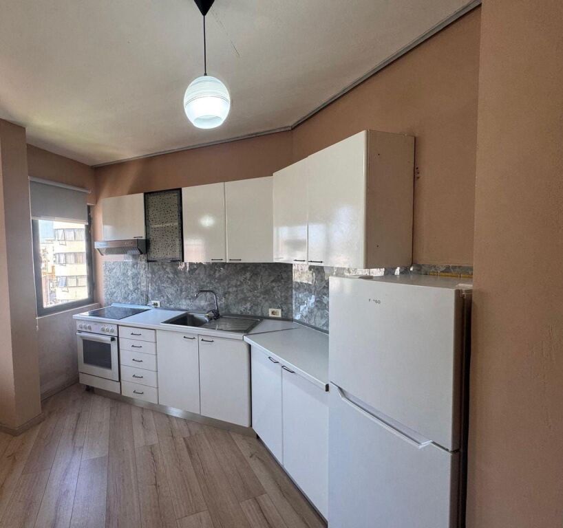 Jepet me qira apartament 1+1  📍Tek Stacioni Trenit   Kati 4, me 2 ashensorë 🛋️ Totalisht i mobiluar 💰 Cmimi  50.000 lekë/muaj
