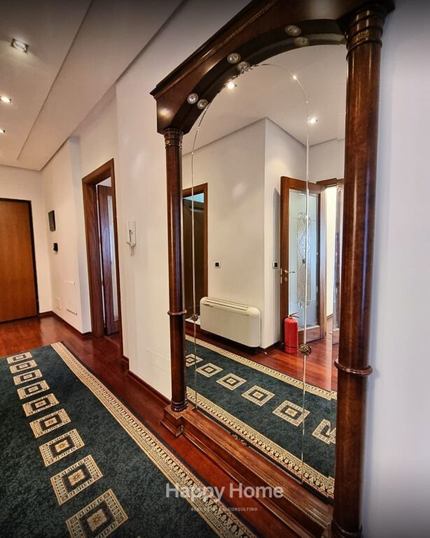 Jepet me qira super apartament ELITAR për klientë elitarë! Ne zonen e Bllokut.  👑  🏡 4+1+3 + Verandë 🌿 + Post Parkimi 🌇 Pamje fantastike &amp; luks absolut 🛋️ Arredim premium nga markat prestigjioze Fendi &amp; Scavolini ✨
