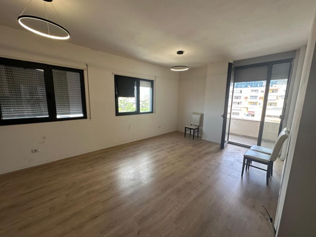 🏢Ne zonen e Ali Demit,prane Tregut te Ri Elektrik jepet me qera apartament 2+1,Bosh 50,000Leke