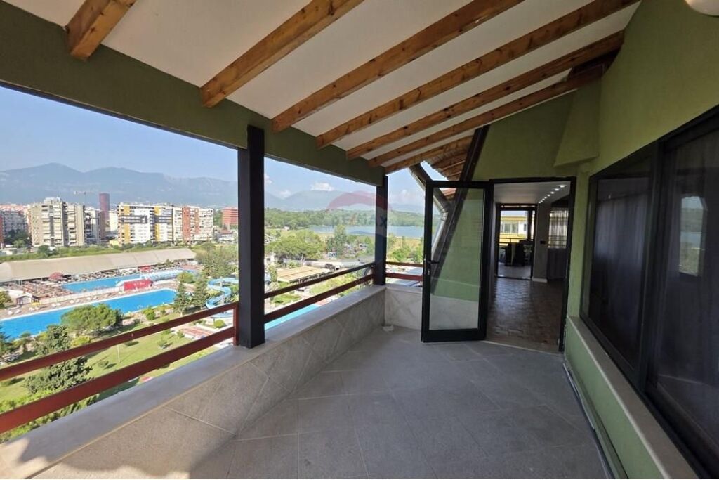 SUPER PENTHOUSE FOR SALE AT THE LAKE!