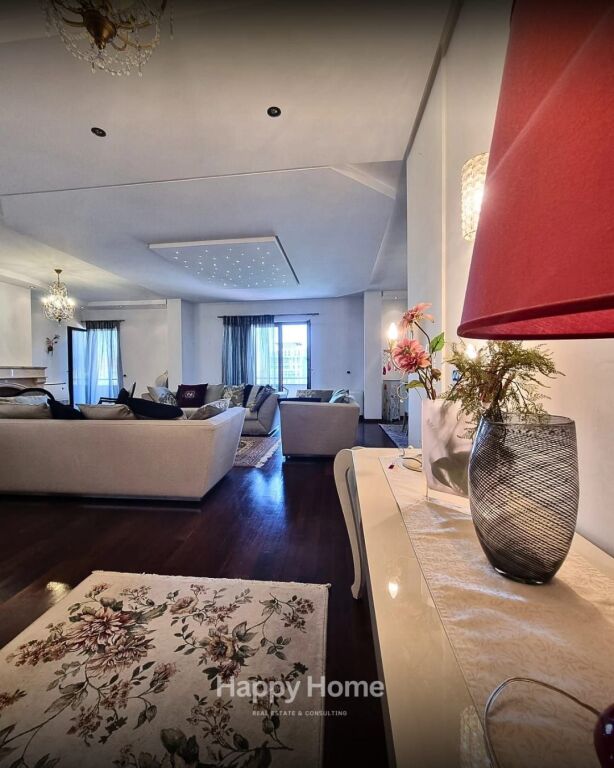 Jepet me qira super apartament ELITAR për klientë elitarë! Ne zonen e Bllokut.  👑  🏡 4+1+3 + Verandë 🌿 + Post Parkimi 🌇 Pamje fantastike &amp; luks absolut 🛋️ Arredim premium nga markat prestigjioze Fendi &amp; Scavolini ✨
