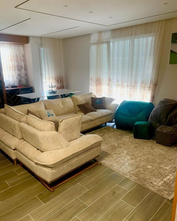 Jepet me qera - Apartament 3+1, 120 m², kati i fundit me tarracë panoramike, Rruga e Dibres