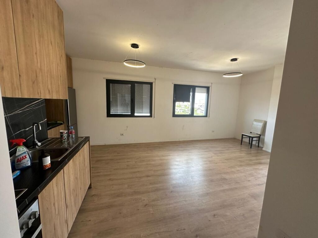 🏢Ne zonen e Ali Demit,prane Tregut te Ri Elektrik jepet me qera apartament 2+1,Bosh 50,000Leke
