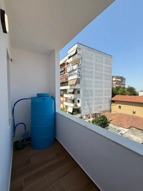 Shitet apartament 2+1 tek shkolla 4 Deshmoret, rruga Sulë Bega