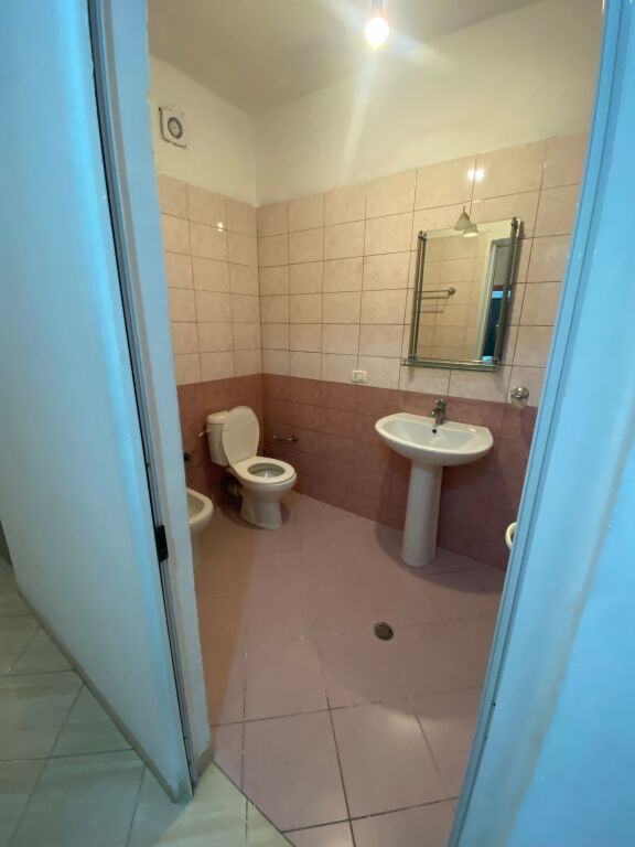 📣 FOR RENT 🏡 Apartment 1+1  📍 Building next to Grand Gallery, Yzberisht   🏢 8th floor  🛗 With elevator  📐 88 m2  🛋️ Partially furnished (also available completely empty)   💰Price: 35,000 Lek/month