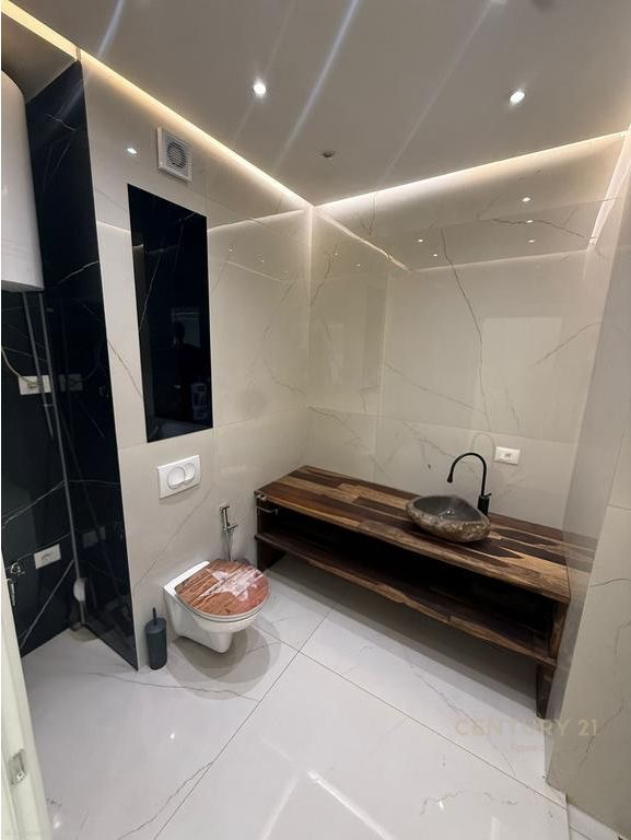 SHESIM APARTAMENT TE PERSHTATUR NE ZYRE NE ZONEN E ISH BLLOKUT