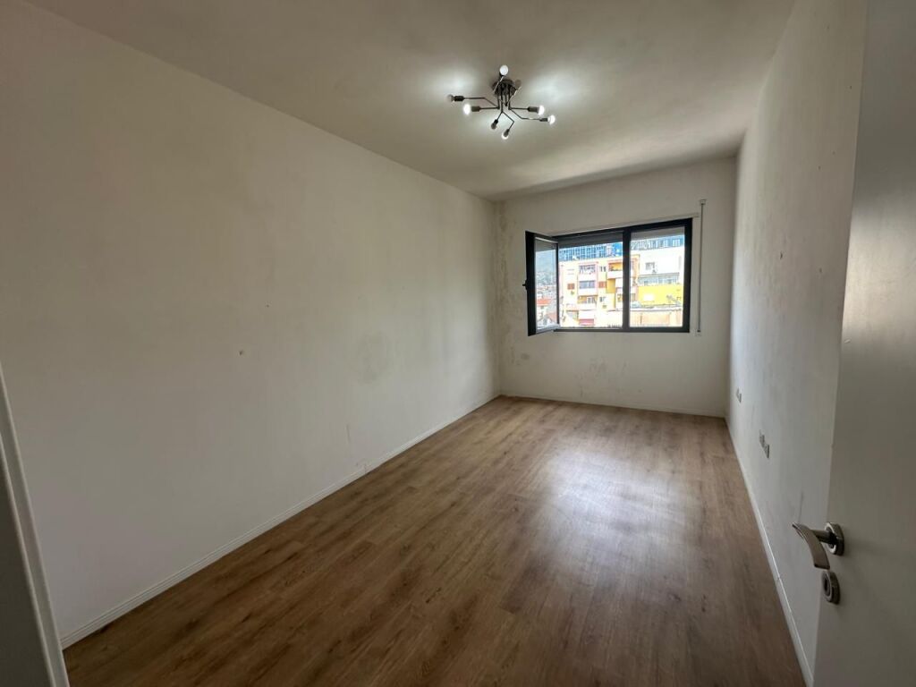 🏢Ne zonen e Ali Demit,prane Tregut te Ri Elektrik jepet me qera apartament 2+1,Bosh 50,000Leke