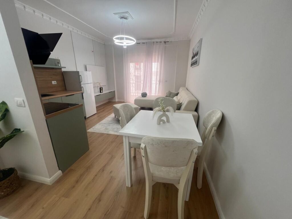 🏡 Shitet Apartament 1+1 i Sapomobiluar – Golem, Rruga Viena