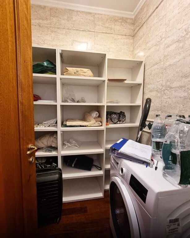 Jepet me qira super apartament ELITAR për klientë elitarë! Ne zonen e Bllokut.  👑  🏡 4+1+3 + Verandë 🌿 + Post Parkimi 🌇 Pamje fantastike &amp; luks absolut 🛋️ Arredim premium nga markat prestigjioze Fendi &amp; Scavolini ✨