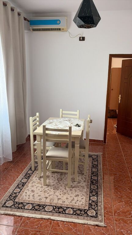 Jepet Apartament 2+1 me Qera Tek Jordan Misja, afer Market Familja ID: 5243