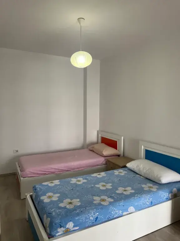 Jepet apartament 2+1+2 tek kontakti , rr siri kodra , frigoriferi