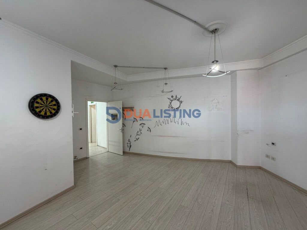 Zyra per qira ne Astir, pamje nga Rr kryesore prane Grand Hotel