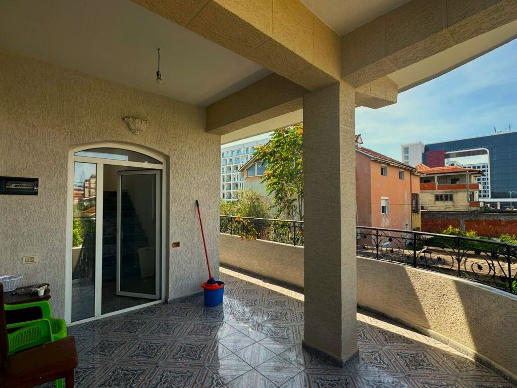 Jepet me qera apartament 3+1 | Sheshi Shqiponja