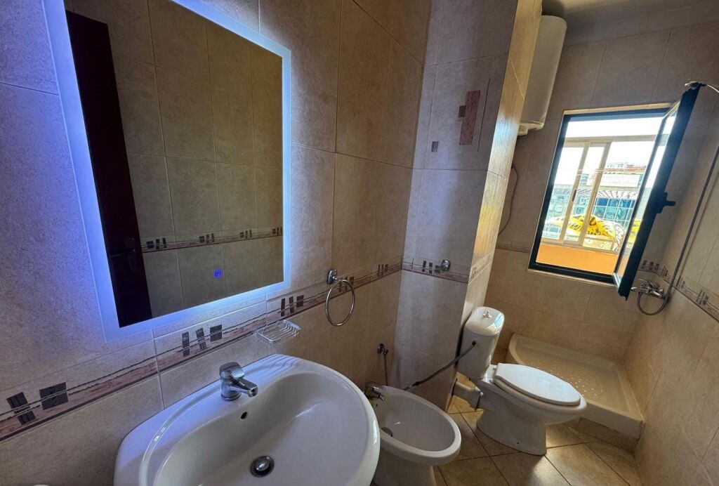 Jepet me qira apartament 1+1  📍Tek Stacioni Trenit   Kati 4, me 2 ashensorë 🛋️ Totalisht i mobiluar 💰 Cmimi  50.000 lekë/muaj