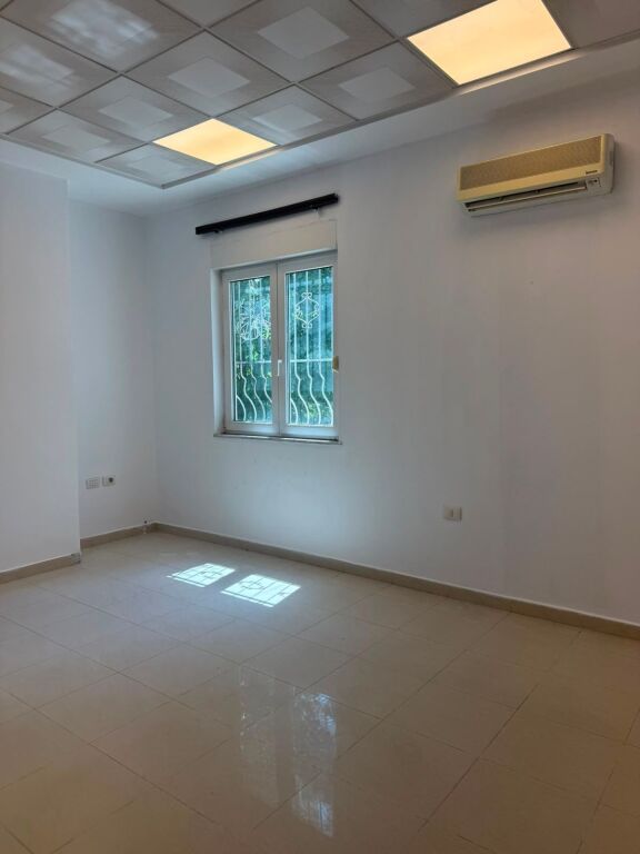 Office for sale in the center opposite Toptani, can also be adapted for an apartment