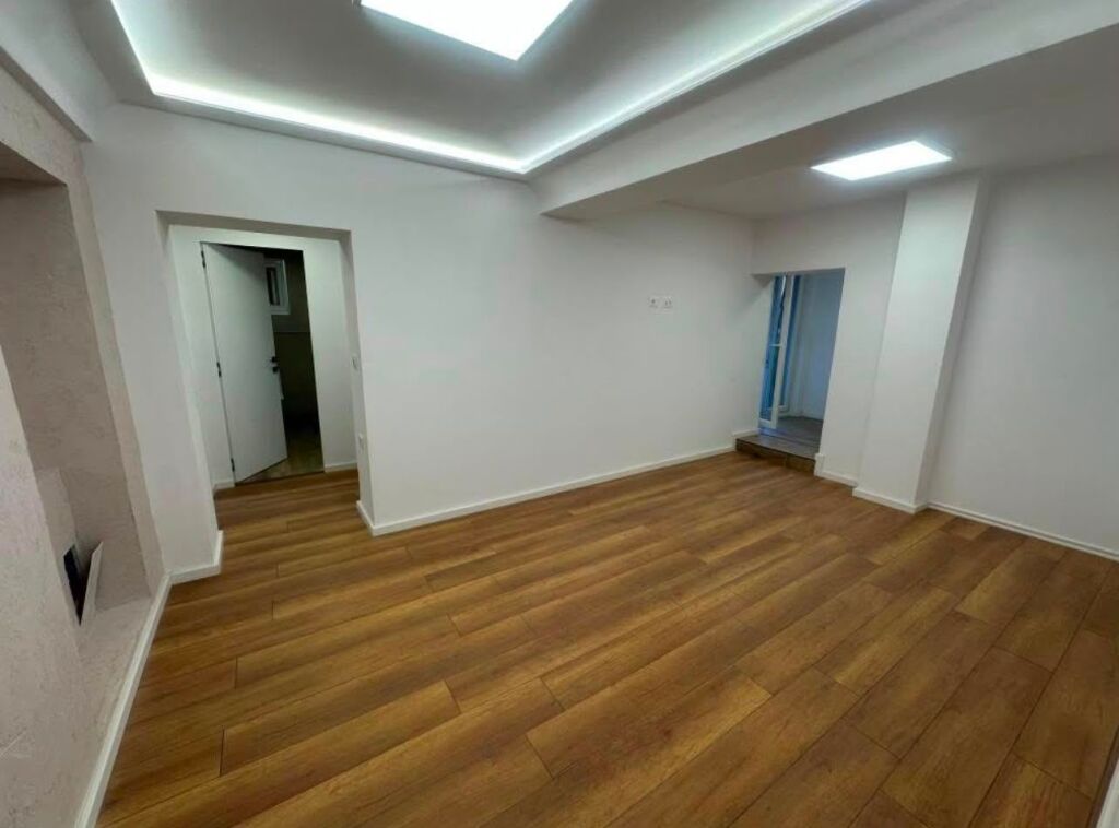 Zyrë ose Klinikë me Qira pranë Maternitetit të Ri, Tiranë