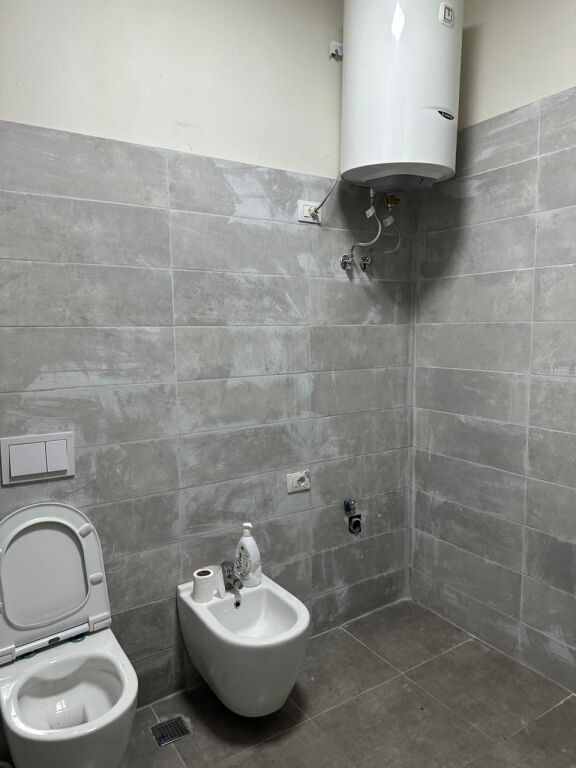 🏢Ne zonen e Ali Demit,prane Tregut te Ri Elektrik jepet me qera apartament 2+1,Bosh 50,000Leke
