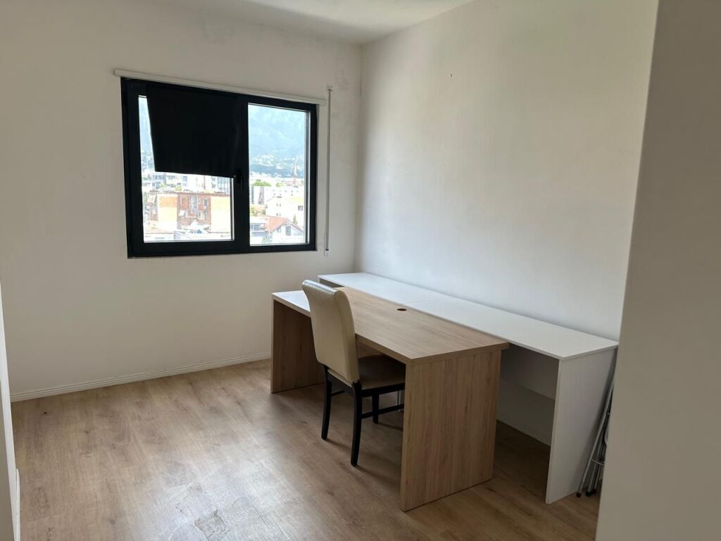 🏢Ne zonen e Ali Demit,prane Tregut te Ri Elektrik jepet me qera apartament 2+1,Bosh 50,000Leke