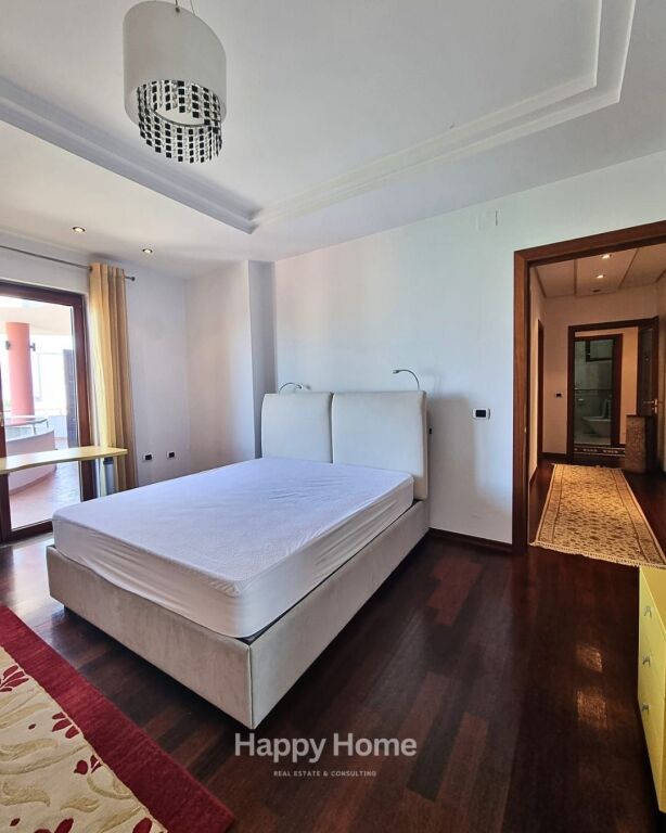 Jepet me qira super apartament ELITAR për klientë elitarë! Ne zonen e Bllokut.  👑  🏡 4+1+3 + Verandë 🌿 + Post Parkimi 🌇 Pamje fantastike &amp; luks absolut 🛋️ Arredim premium nga markat prestigjioze Fendi &amp; Scavolini ✨