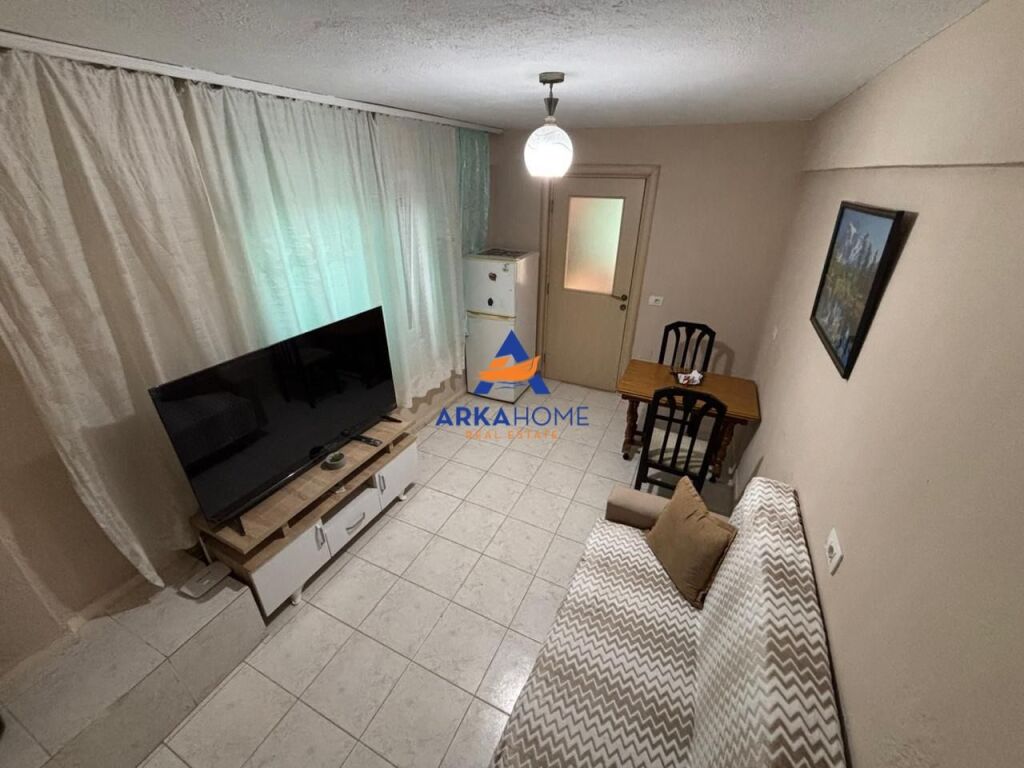 JEPET APARTMENT ME QERA 1+1+ BALLKON "KOMISARIATI NR.1" 40.000 LEKE