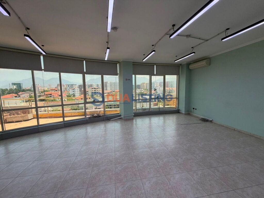 Zyra per qira ne Astir, pamje nga Rr kryesore prane Grand Hotel